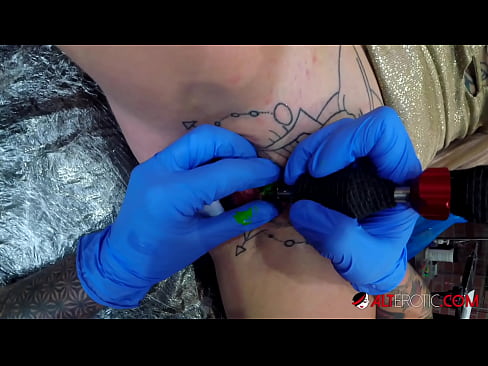 ❤️ Uiters getatoeëerde hottie Sully Savage het 'n tatoeëermerk op haar klitoris gekry ❤️ Porno fb op af.niceporn-tv.ru